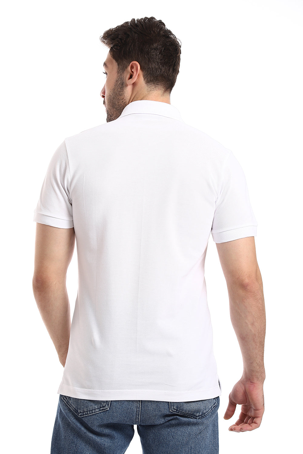 قميص بولو بيكيه أبيض وأكمام قصيرة بأزرار مزدوجة