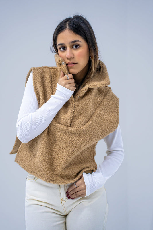 سترة بدون أكمام من Willow Fuzzy باللون البيج